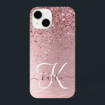 Rosa gebürsteter Glitzer Monogramm Name iPhone 14 Hülle<br><div class="desc">Dieses schicke und schicke Gehäuse mit hübschem,  schwarz-rosa funkelndem Glitzer auf einem rot-rosa gebürsteten metallischen Hintergrund ist einfach zu personalisieren.</div>