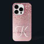 Rosa gebürsteter Glitzer Monogramm Name iPhone 14 Pro Hülle<br><div class="desc">Dieses schicke und schicke Gehäuse mit hübschem,  schwarz-rosa funkelndem Glitzer auf einem rot-rosa gebürsteten metallischen Hintergrund ist einfach zu personalisieren.</div>