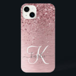 Rosa gebürsteter Glitzer Monogramm Name iPhone 14 Plus Hülle<br><div class="desc">Dieses schicke und schicke Handy-Gehäuse mit hübschem,  schwarz-rosa funkelnden Imitat-Glitzer auf einem rot-rosa gebürsteten metallischen Hintergrund ist einfach zu personalisieren.</div>