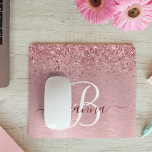 Rosa gebürsteter Glitzer Monogramm Name Mousepad<br><div class="desc">Dieses schicke Mouse-Pad-Design mit hübschem,  schwarz-rosa funkelndem Glitzer auf einem rot-rosa gebürsteten metallischen Hintergrund ist einfach zu personalisieren.</div>