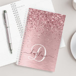 Rosa gebürsteter Glitzer Monogramm Name Planer<br><div class="desc">Dieses schicke Design mit hübschem,  rosa und funkelndem Glitzer auf einem rot-rosa gebürsteten metallischen Hintergrund ist einfach zu personalisieren.</div>