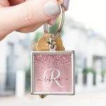 Rosa gebürsteter Glitzer Monogramm Name Schlüsselanhänger<br><div class="desc">Dieses schicke Design mit hübschem,  rosa funkelndem Imitat Glitzer auf einem rot-rosa gebürsteten metallischen Hintergrund verleiht diesem trendigen Schlüsselanhänger eine angenehme Note.</div>
