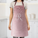 Rosa gebürsteter Glitzer Monogramm Name Schürze<br><div class="desc">Dieses schicke Design mit hübschem,  rosa funkelndem Imitat Glitzer auf einem rot-rosa gebürsteten metallischem Hintergrund verleiht diesem trendigen Design eine leichte Personalisierung.</div>