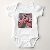 Rosa gegen eine Graue Himmelsblüte Baby Strampler (Vorderseite)