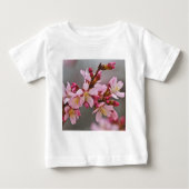 Rosa gegen eine Graue Himmelsblüte Baby T-shirt (Vorderseite)