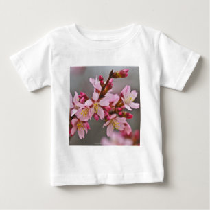 Rosa gegen eine Graue Himmelsblüte Baby T-shirt