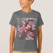 Rosa gegen eine Graue Himmelsblüte T-Shirt (Vorderseite)
