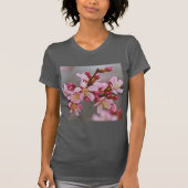 Rosa gegen eine Graue Himmelsblüte T-Shirt (Vorderseite)