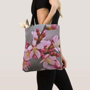 Rosa gegen eine Graue Himmelsblüte Tasche