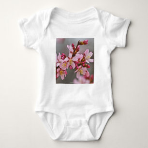 Rosa gegen einen grauen Himmel Japanische Kirschbl Baby Strampler