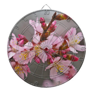 Rosa gegen einen grauen Himmel Japanische Kirschbl Dartscheibe