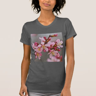 Rosa gegen einen grauen Himmel Japanische Kirschbl T-Shirt