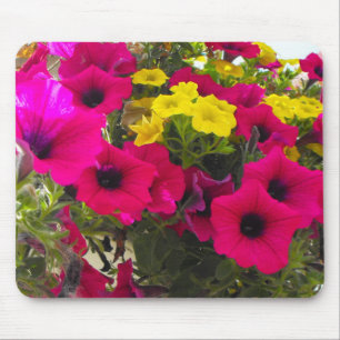 rosa, gelbe, farbenfrohe Sommerkorb mit Blume Mousepad