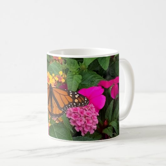 Rosa Gelbe grüne Lantana mit Schmetterling Kaffeetasse (VorderseiteRechts)