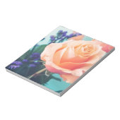 Rosa gelbe Rose mit Minzhintergrund Notizblock (Rotiert)