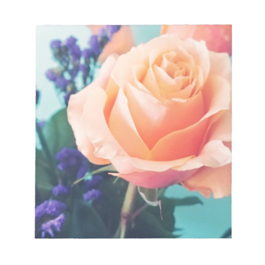 Rosa gelbe Rose mit Minzhintergrund Notizblock (Vorderseite)