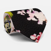 Rosa gelbe Rosen, schwarzer Hintergrund Krawatte (Gerollt)