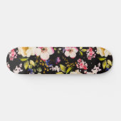 Rosa gelbe Rosen, schwarzer Hintergrund Skateboard (Horizontal)