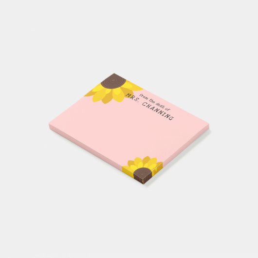 Rosa gelbe Sonnenblumen vom Schreibtisch des Lehre Post-it Klebezettel (angewinkelt)