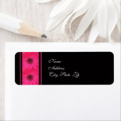 Rosa Gerbera auf dem Black Wedding Address Label (Insitu)
