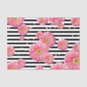 Rosa Gerbera-Blume auf schwarzen und weißen Streif Seidenpapier (Vorderseite)