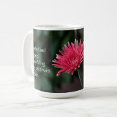 Rosa Gerbera-Gänseblümchen mit Schrifts-Vers Kaffeetasse (Vorderseite Links)