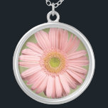 Rosa Gerbera-Halskette Versilberte Kette<br><div class="desc">Ein schöner Gerbera in einem sehr hellrosa und weichen grünen Auge macht dieses einen reizenden Halskettenanhänger. Ein herrliches Geschenk für eine Frau oder eine Jugendlichen.</div>