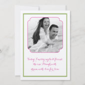 Rosa Gerbera mit grüner Satin Ribbon Einladung (Rückseite)