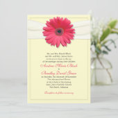 Rosa Gerbera mit Ivory Satin Ribbon Einladung (Stehend Vorderseite)