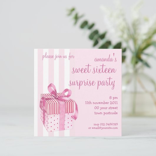 Rosa Geschenk Geburtstag Einladung (Stehend Vorderseite)