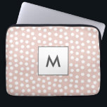 Rosa gestrichelte Monogramm Laptopschutzhülle<br><div class="desc">Ein schlichtes und elegantes rosa Design mit einigen weißen Polka-Punkten. Einfach mit Ihrem Namen oder Monogramm anpassbar.</div>