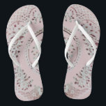Rosa Gibson-Mädchen Badesandalen<br><div class="desc">Der Entwurf für diese drehen Reinfälle wird inspiriert durch einen kleinen Tee Saucer um, der an einem großen antiken Speicher in Gibsonville, NC gefunden wird. Während nicht ein sehr altes Stück Eisenstein, das Firmaenglische Eisenstein-Geschirr, in Adressaten im Jahre 1994 einstieg und ich glaubte gezwungen, um das rote und weiße Muster...</div>