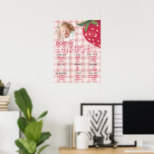 Rosa Gingham-Erdbeere Erster Geburtstag Meilenstei Poster (Heimbüro)
