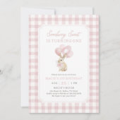 Rosa Gingham-Hase Erster Geburtstag Einladung (Vorderseite)