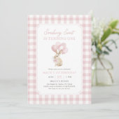 Rosa Gingham-Hase Erster Geburtstag Einladung (Stehend Vorderseite)
