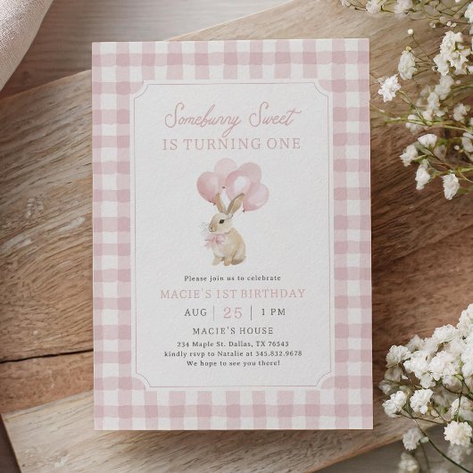 Rosa Gingham-Hase Erster Geburtstag Einladung