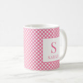 Rosa Gingham Karo Monogramm Name Kaffeetasse (VorderseiteRechts)