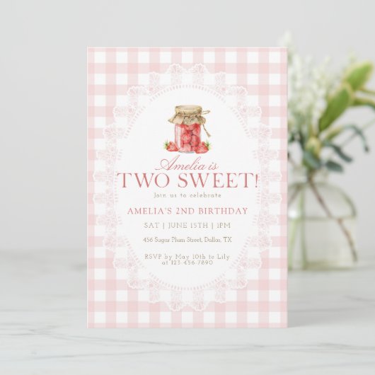 Rosa Gingham Two Sweet Strawberry Geburtstag Einladung (Stehend Vorderseite)