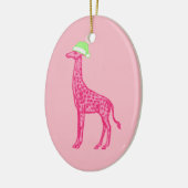 Rosa Giraffe in einer grünen Weihnachtsmannmütze Keramik Ornament (Links)