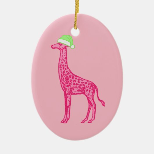 Rosa Giraffe in einer grünen Weihnachtsmannmütze Keramik Ornament (Vorne)