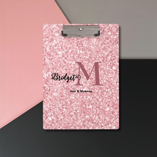 Rosa Glitter-Monogramm-Frisur und Make-up Klemmbrett