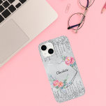 Rosa Glitzer Blütenmonogramm Case-Mate iPhone 14 Hülle<br><div class="desc">Ein Imitat silber metallisch aussehender Hintergrund. Imitate Glitzer Tropfen,  Farbe tropfen sehen als Dekoration. Ein Silberherz mit rosa Blume. Personalisieren und einen Namen hinzufügen. Der Name wird mit einem modernen handgeschriebenen Skript geschrieben.</div>