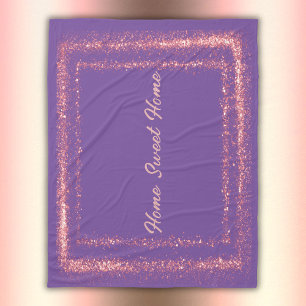 Rosa Glitzer-Grenzmonogramm auf lila Fleecedecke