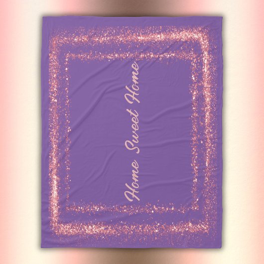 Rosa Glitzer-Grenzmonogramm auf lila | Fleecedecke