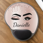 Rosa Glitzer Sparkeil Eyelashes Monogramm Name Gel Mousepad<br><div class="desc">Rose Gold - Schwarz rosa Imitate Foil Metallic Sparkle Tropfen Glitzer Pinselfarben Monogram Name and Initial Eyelashes (Lashes),  Eyelash Extensions and Eyes Blush Pink Mouse Pad (mousepad). Das Design macht den perfekten 16 Geburtstag,  Hochzeit,  Brautparty,  Jubiläum,  Babydusche oder Junggeselinnen-Abschied Geschenk für jemanden,  der einen trendigen coolen Stil sucht.</div>