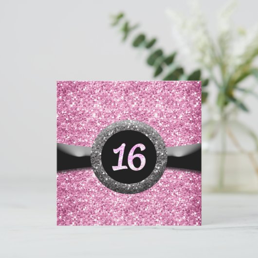 Rosa Glitzer Sweet 16 Ribbon Emblem Einladung (Stehend Vorderseite)