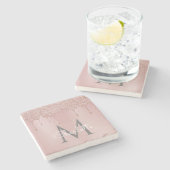 Rosa Glitzer Tropfen Monogram Elegante Girly Scrip Steinuntersetzer (Seitenansicht)