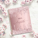 Rosa Glitzer Tropfen Monogramm Name 2025 Planer<br><div class="desc">Eine staubige Rose, rosafarbene Imitate metallisch aussehend mit Imitaten Glitzer Tropfen, Farbe tropfend aussehen. Personalisieren und fügen Sie einen Namen für das Jahr 2025 (oder ein Jahr) hinzu. Der Name ist in dunklem Rose Gold mit einem großen, modernen Schrift geschrieben. Ideal für Schule, Arbeit oder Organisation Ihres Privat-/Familienlebens. Um die...</div>