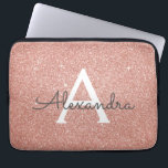 Rosa-Glitzer und Monogramm Laptopschutzhülle<br><div class="desc">Rosa Rose Gold Imitate Glitzer und sparkle Elegant Monogram Case. Dieser Fall kann so angepasst werden,  dass er Ihren Anfangs- und Vornamen enthält.</div>