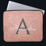 Rosa-Glitzer und Sparklogramm Laptopschutzhülle<br><div class="desc">Rosa Rose Gold und Karkohle Grau (Grau) Imitat Glitzer und sparkle Elegant Monogram Case. Dieser Fall kann so angepasst werden,  dass er Ihren Anfangs- und Vornamen enthält.</div>